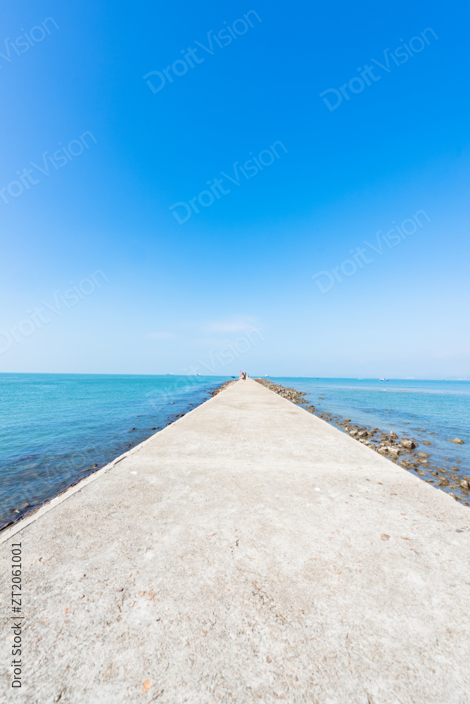 中国广东惠州惠东双月湾晴天海岸线图片