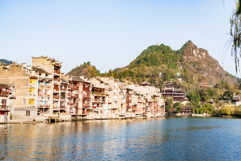 晴天午后的中国贵州黔东南镇远古镇图片