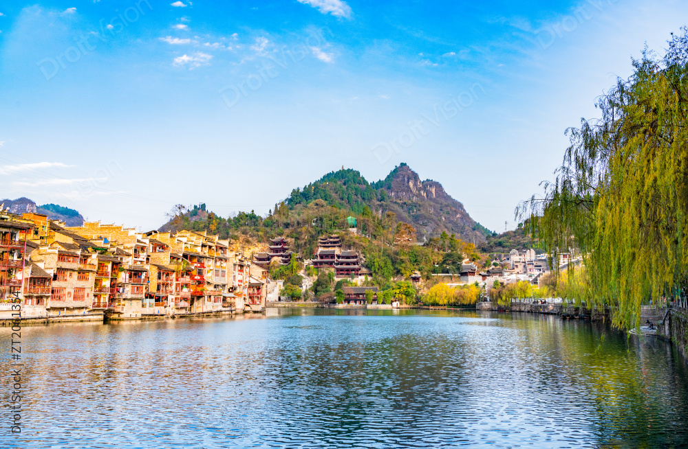 中国贵州黔东南镇远古镇冬季夕阳下的全景风光图片