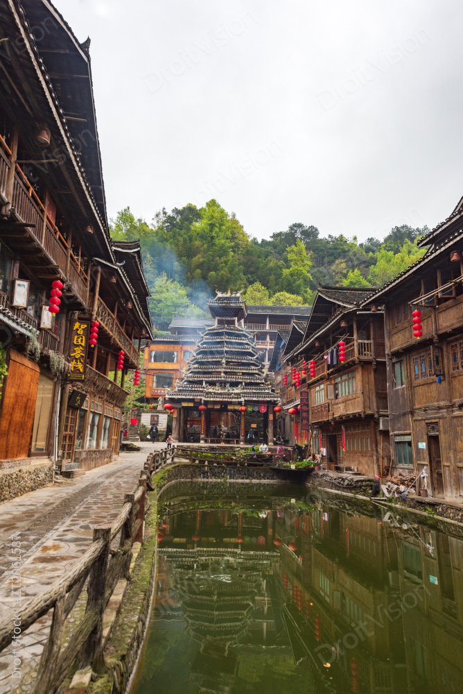 肇兴侗寨里的水池与鼓楼图片