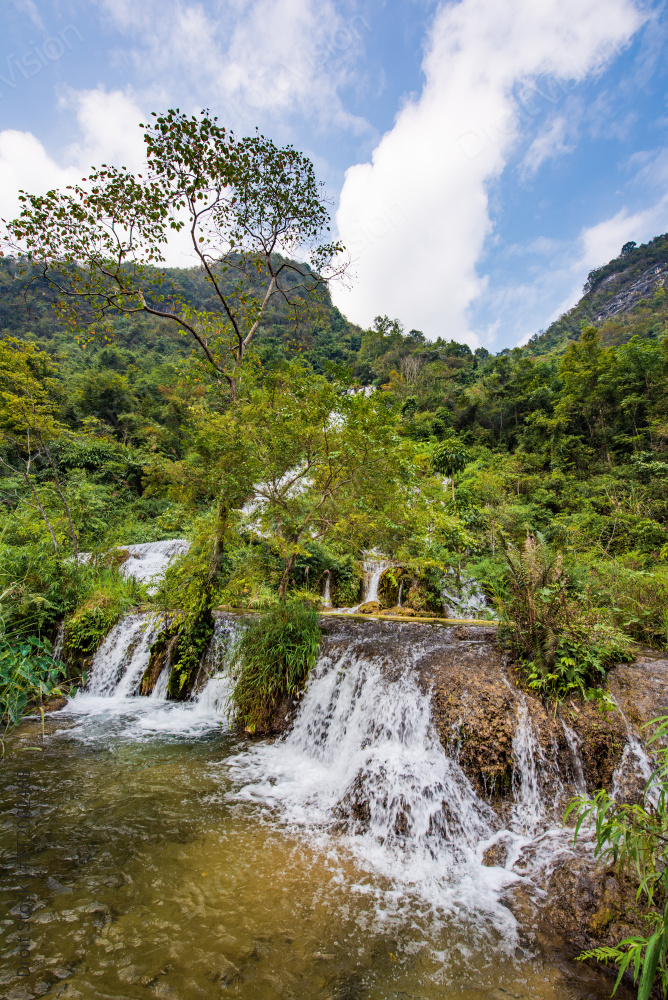 中国贵州荔波小七孔景区里的拉雅瀑布图片