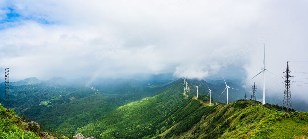 中国广东河源东源县缺牙山夏日雨后的风车图片