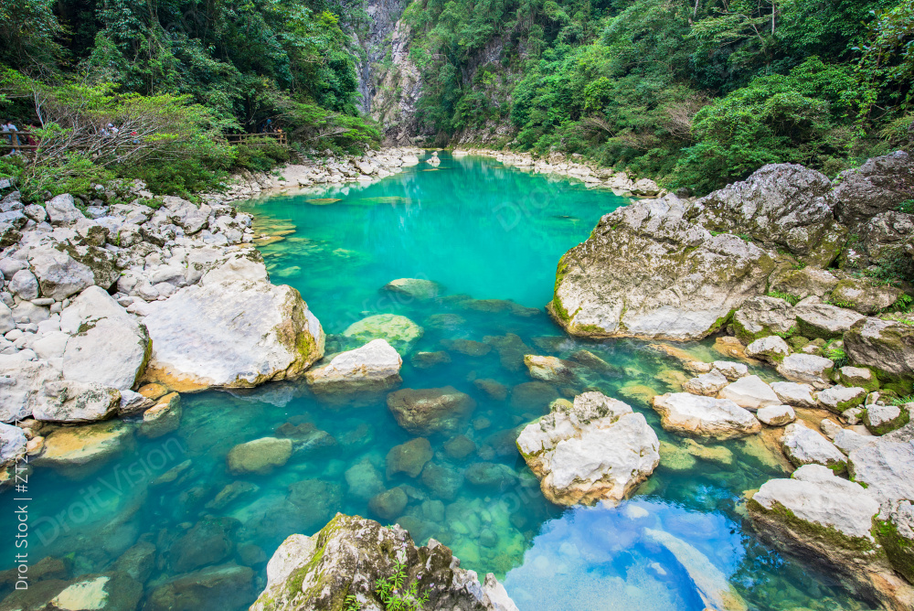 中国贵州黔南荔波县大七孔景区内的溪谷风光图片