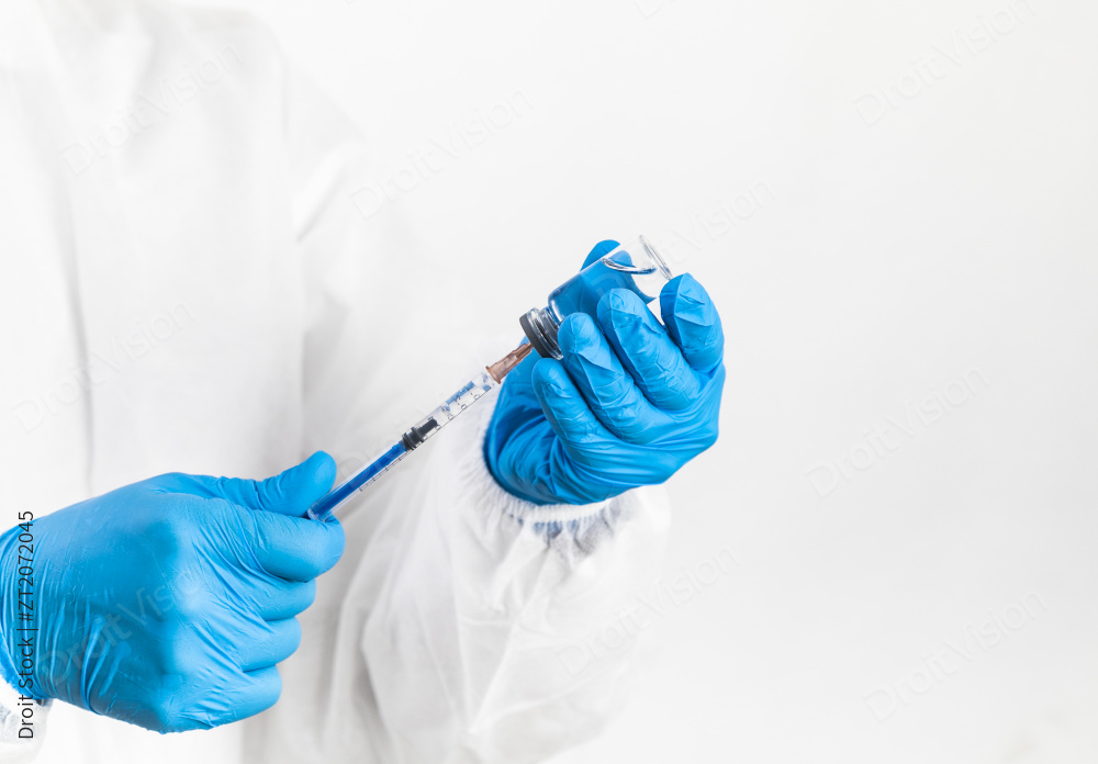 纯色背景下的疫苗和注射器图片