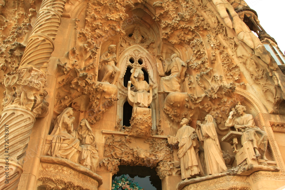 西班牙巴塞罗那圣家堂天使看得见的雕塑图片