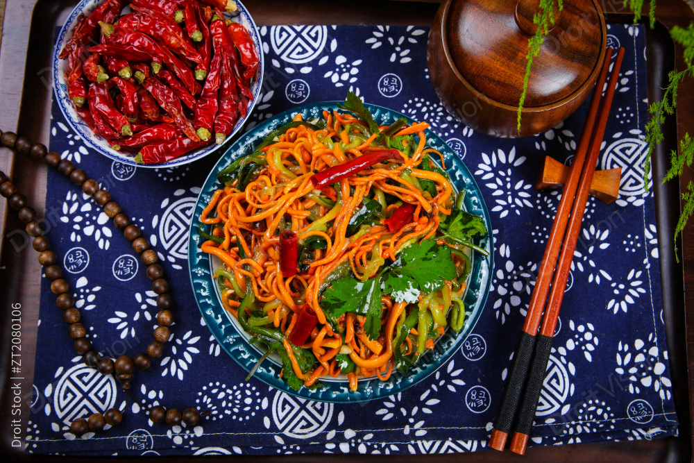 黄瓜丝凉拌虫草花图片