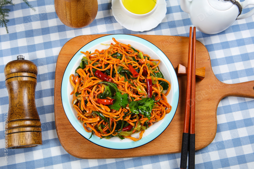 黄瓜丝凉拌虫草花图片