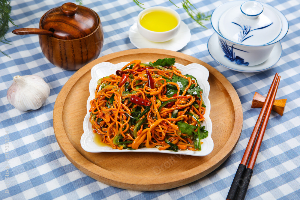 黄瓜丝凉拌虫草花图片