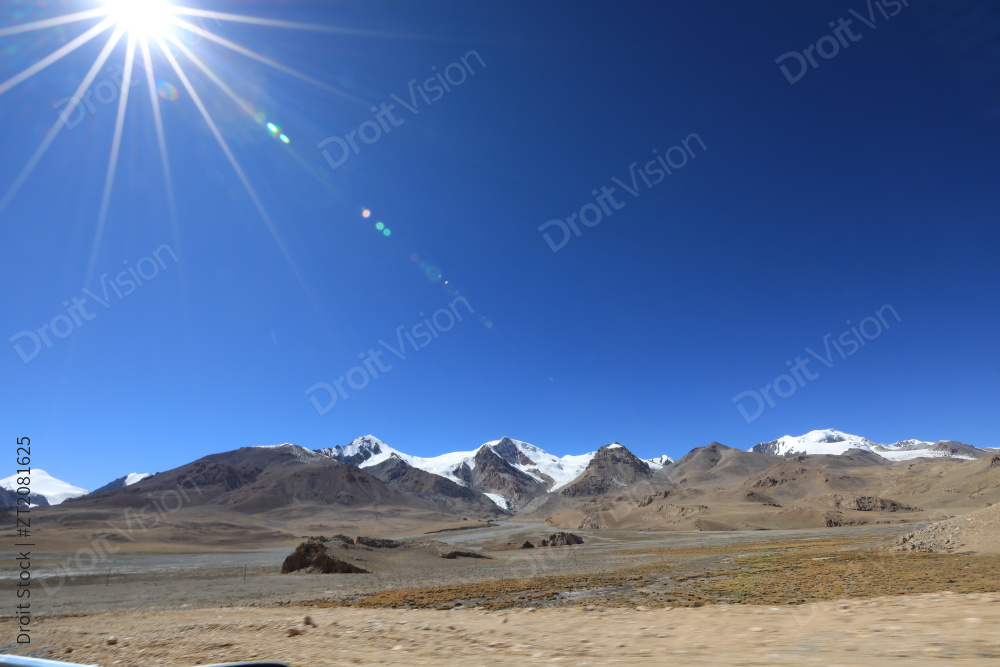 中国西藏高原阿里地区的雪山图片