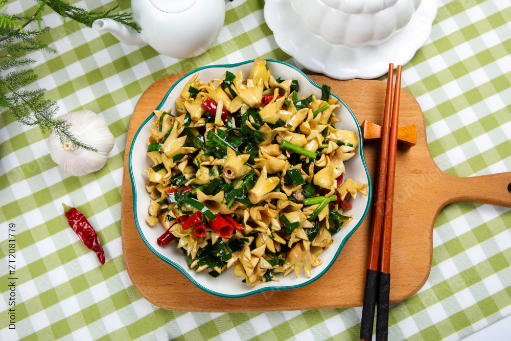 韭菜炒石榴花图片