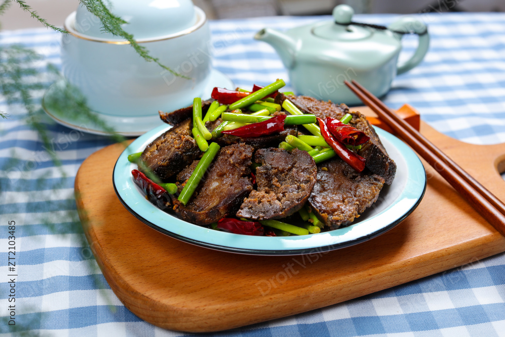 蒜苔炒猪血丸子图片