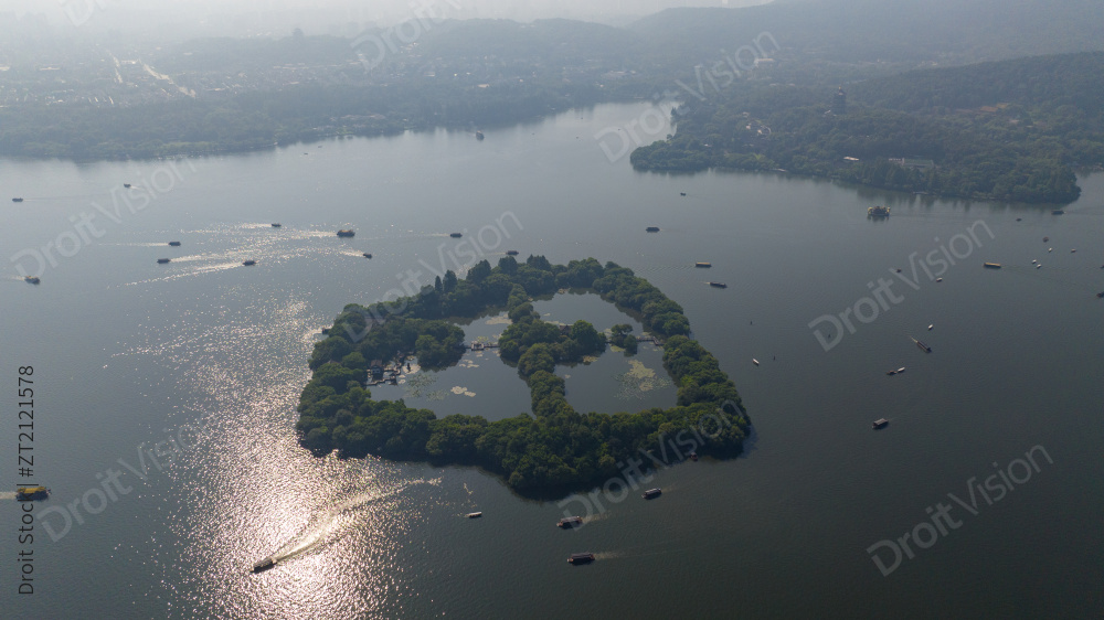 航拍杭州西湖湖心亭 三潭映月图片