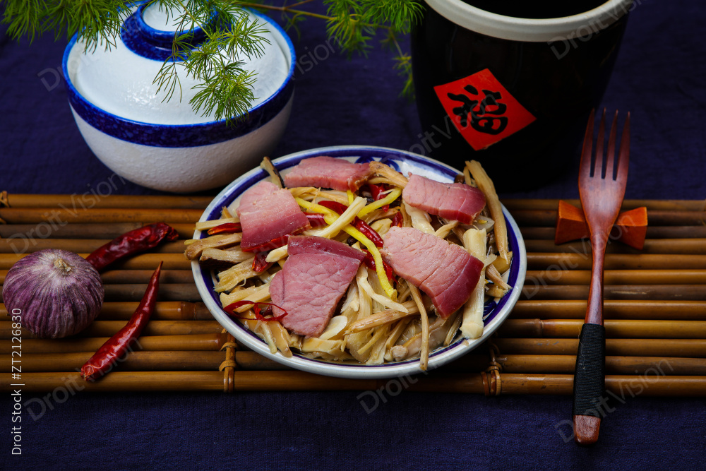 火腿蒸鸡枞图片