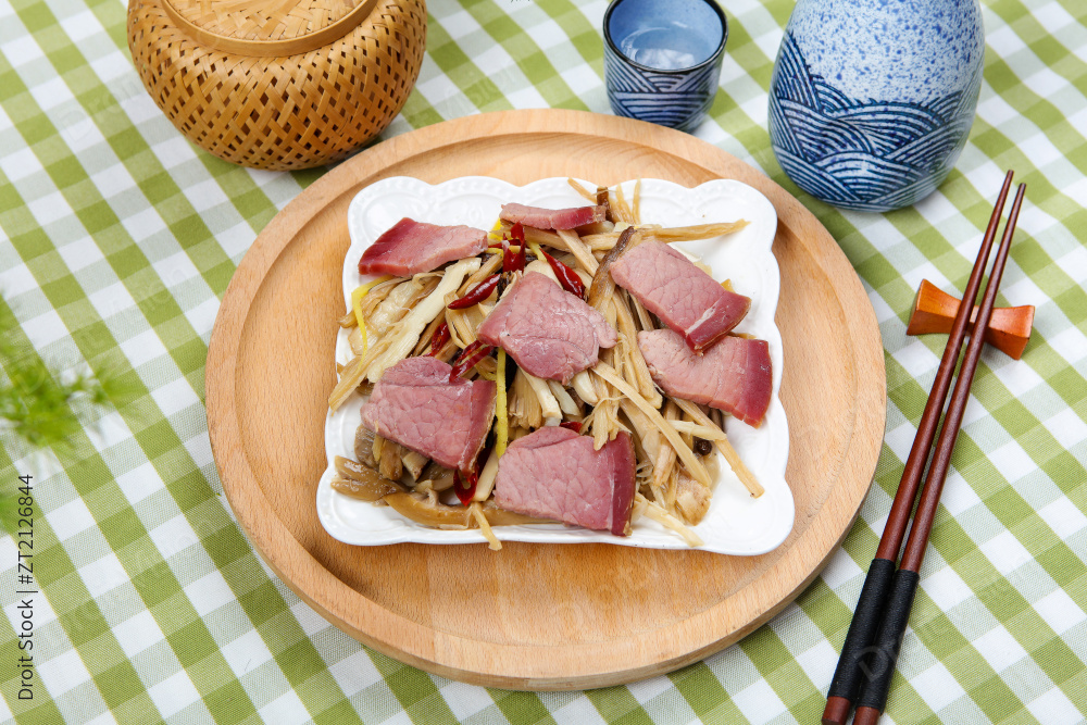 火腿蒸鸡枞图片