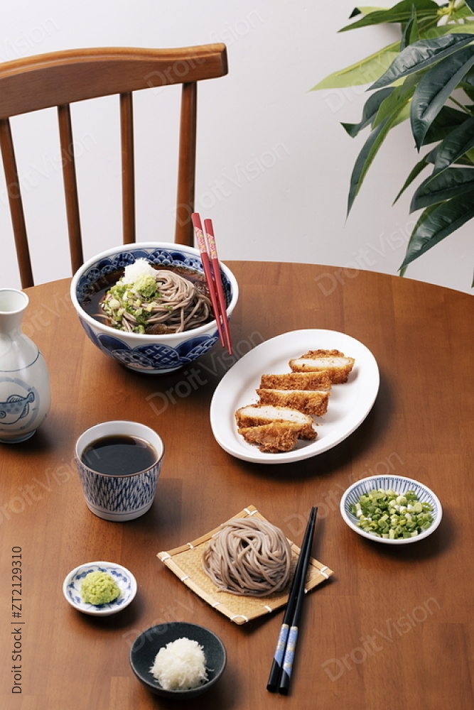 夏季清凉的冷面和炸猪排 图片