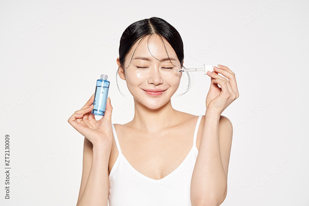 拿着安瓿瓶和滴管摆姿势的东方人 图片