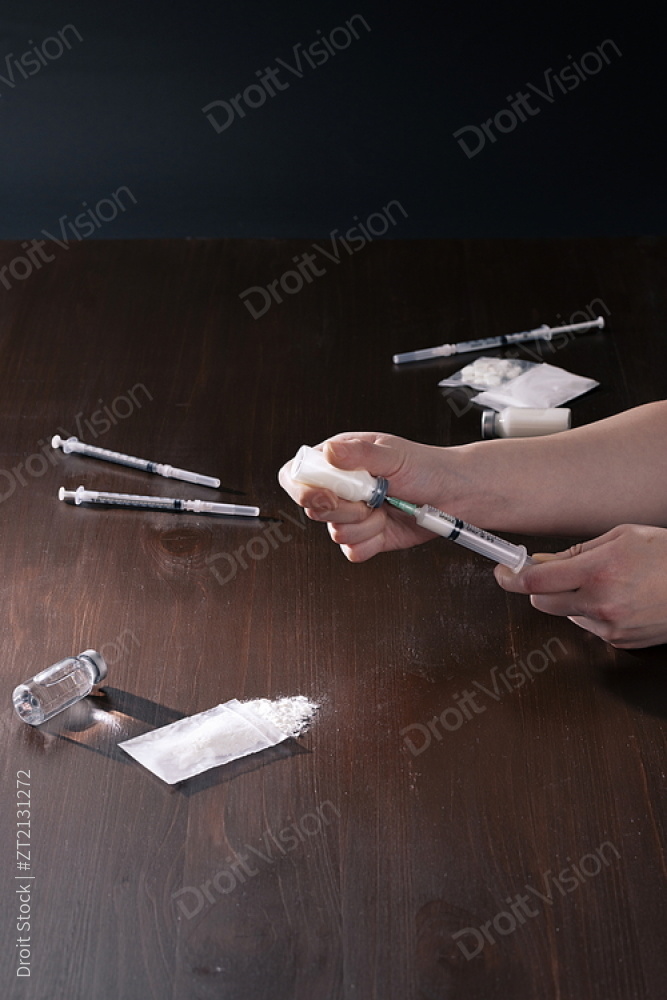 将毒品注入注射器的样子 图片