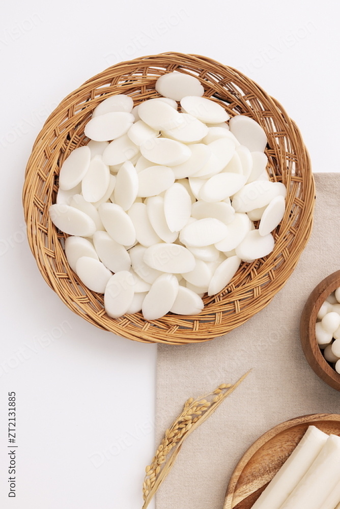 在白色背景上，篮子里装满年糕汤年糕的照片 图片