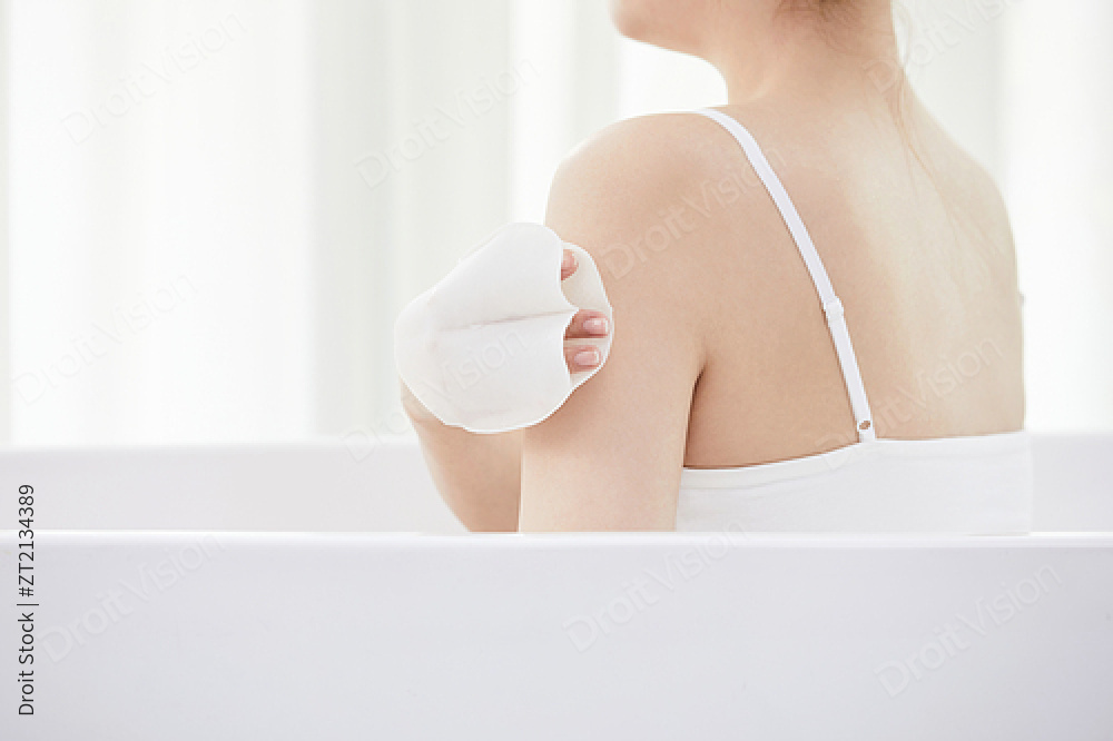 在浴缸中去除上半身角质的女性照片图像 图片