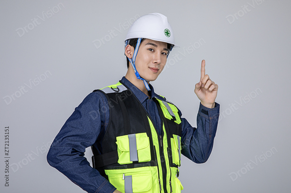 MZ 高手_佩戴安全帽的现场男职工照片图像 图片