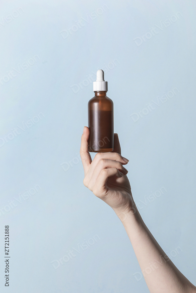 美丽双手——手持安瓿瓶的双手的照片图像 图片