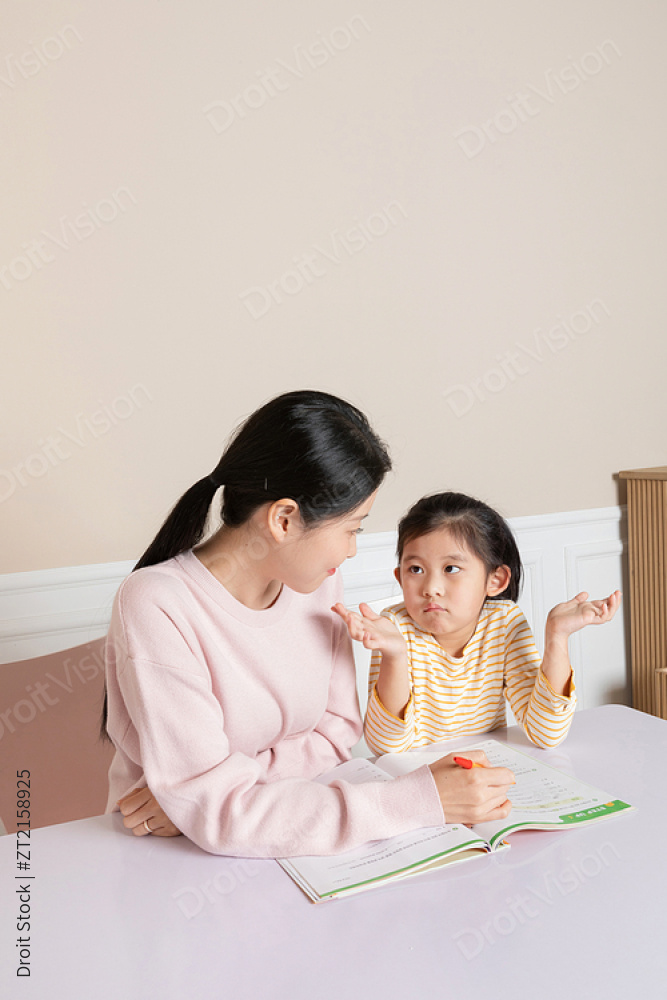 母女——共同思考未知问题的画面 图片