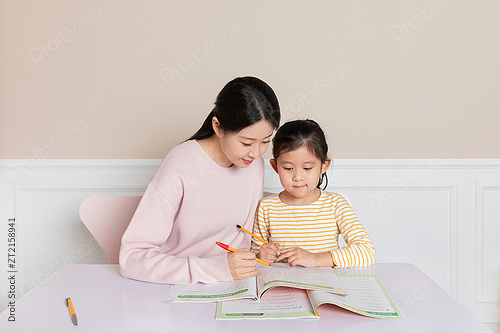 母女 与母亲解决问题的照片 图片