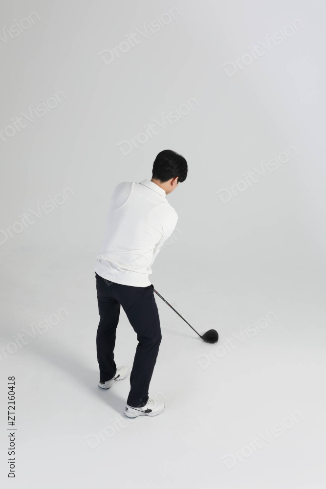 运动照片：一个人准备挥杆打高尔夫球 图片