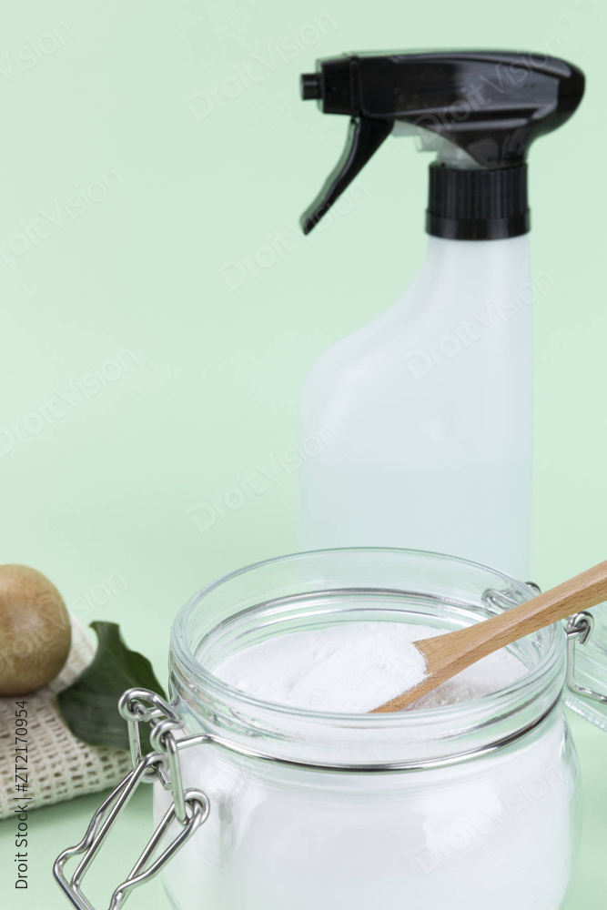 零废弃——竹制清洁刷和天然丝瓜络、清洁喷雾器、玻璃瓶和装有小苏打的木勺，特写图片