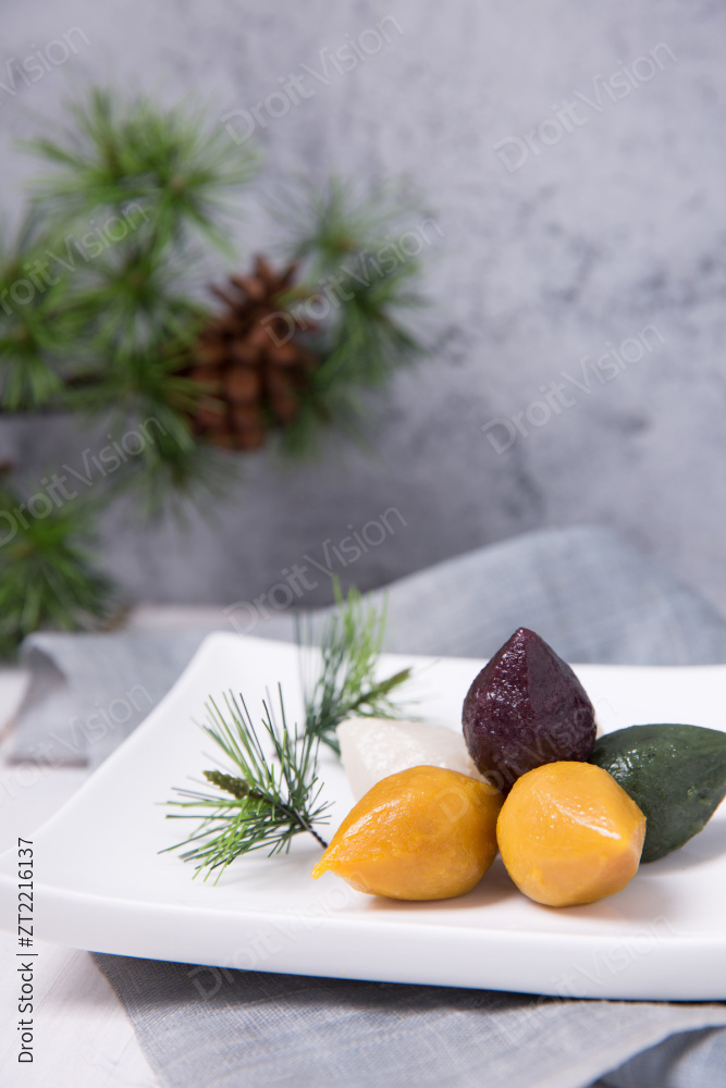 “Holiday objects 005”常见释义为“假日物品 005” 图片