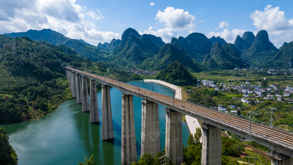 蓝天白云下的广西桂林阳朔高铁风光图片