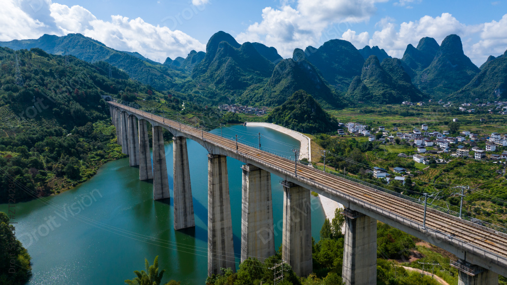蓝天白云下的广西桂林阳朔高铁风光图片
