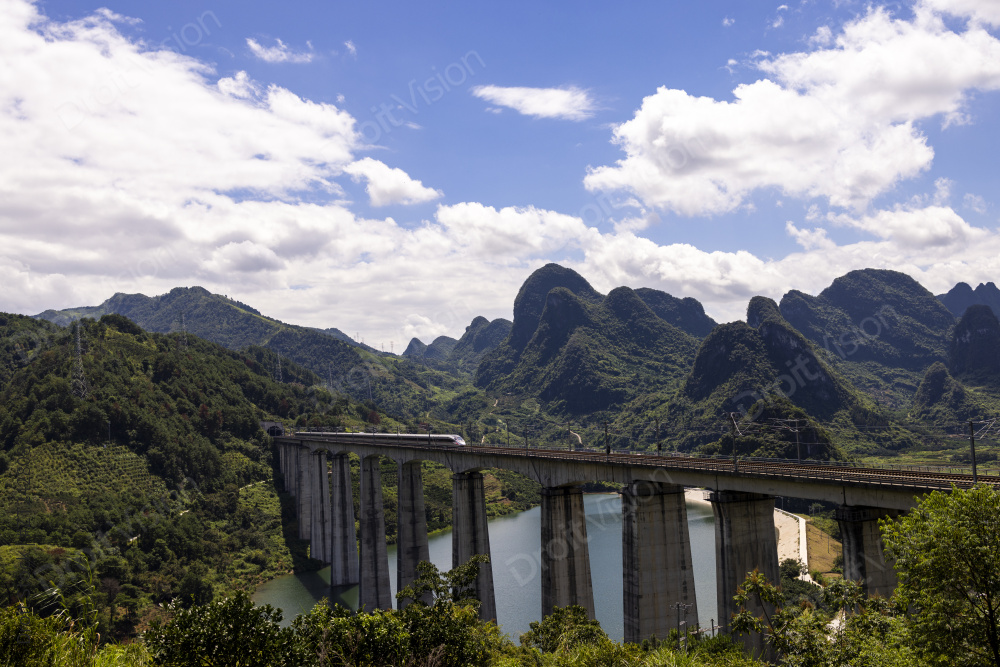 蓝天白云下的广西桂林阳朔高铁行驶图片