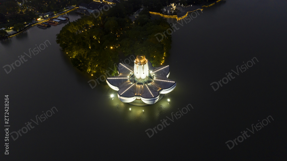 俯拍李叔同纪念馆夜晚图片