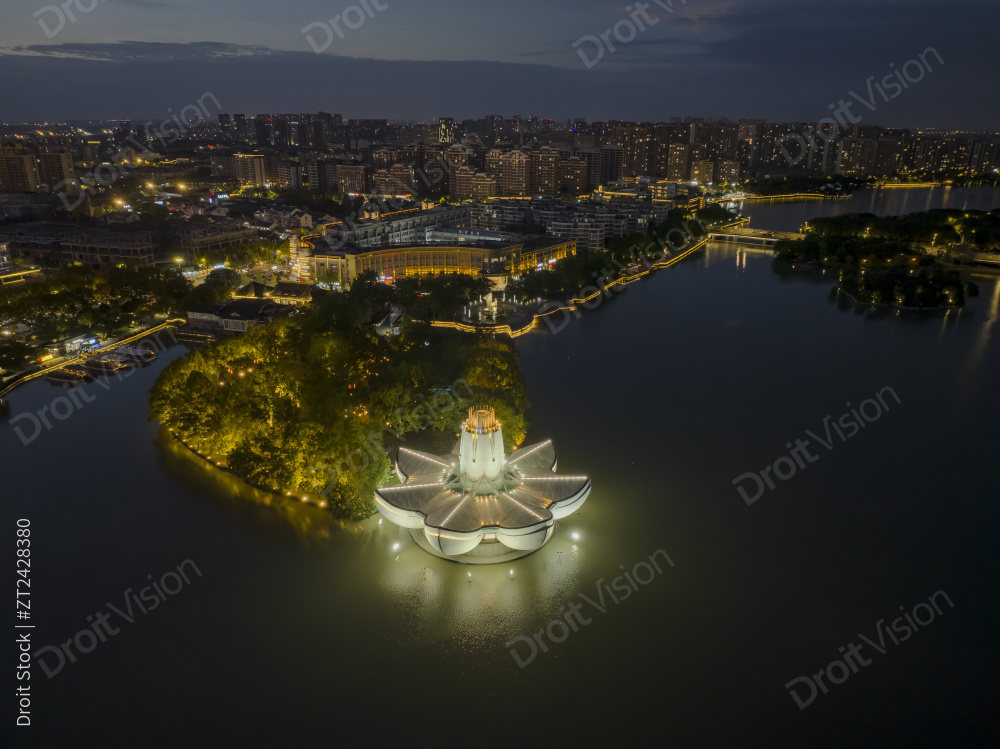 浙江嘉兴平湖东湖景区 李叔同纪念馆夜晚图片