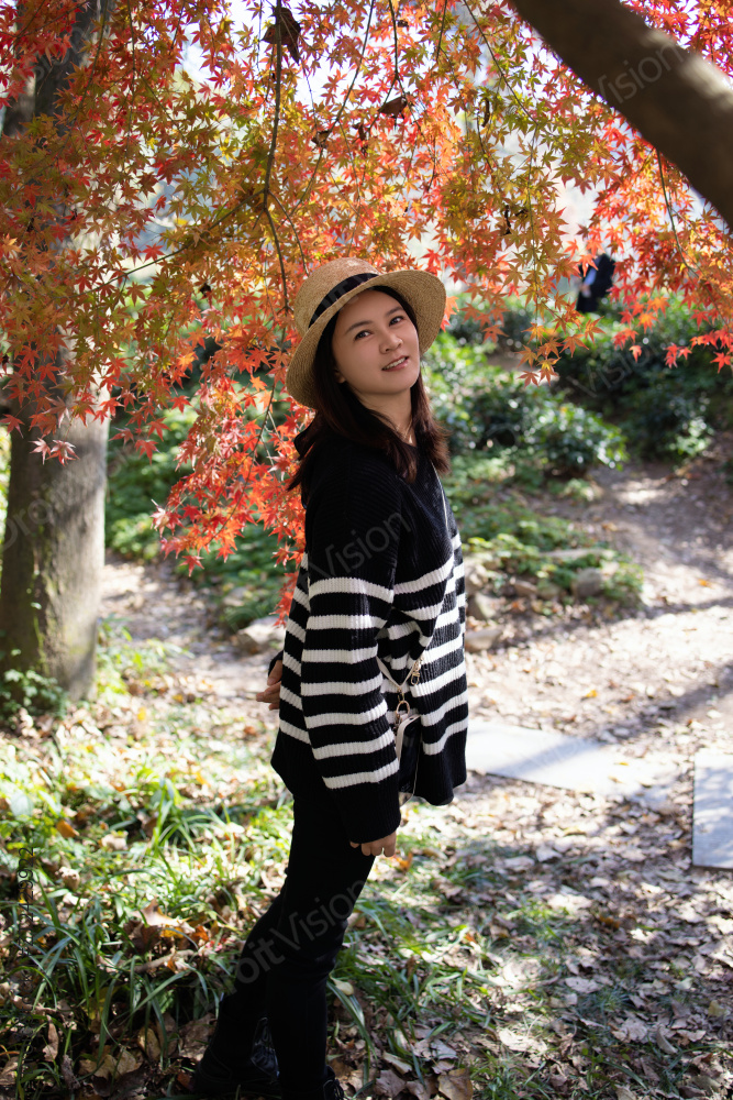 杭州九溪秋游赏红叶的亚洲女性图片