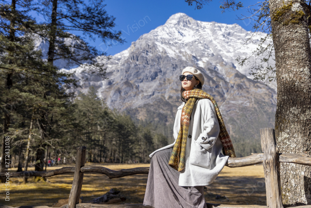 美女在云南丽江玉龙雪山云杉坪旅行图片