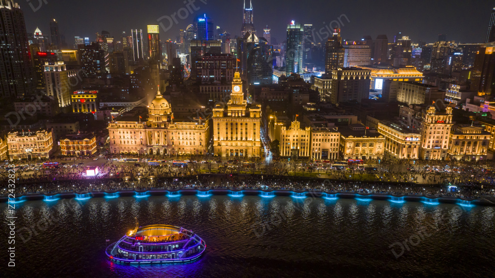 上海外滩万国建筑群夜晚航拍图片