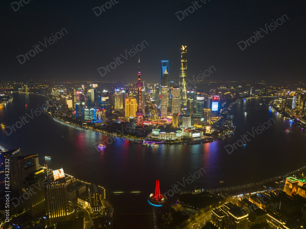上海外滩陆家嘴东方明珠夜晚航拍图片