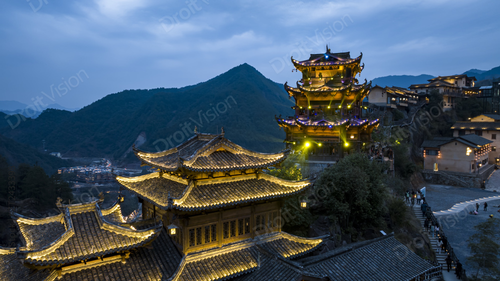 望仙谷古村落华灯初上繁华热闹灯光秀图片