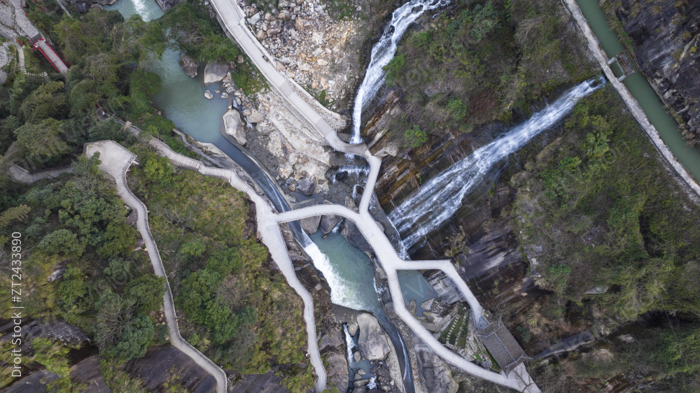 俯拍江西望仙谷悬崖瀑布图片