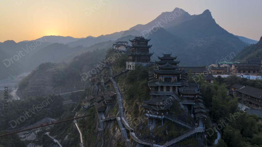 江西望仙谷悬崖瀑布亭台楼阁日出美景图片