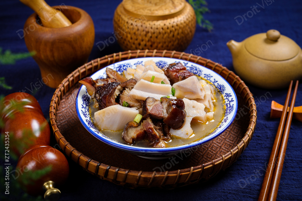 腊猪脚炖藕图片