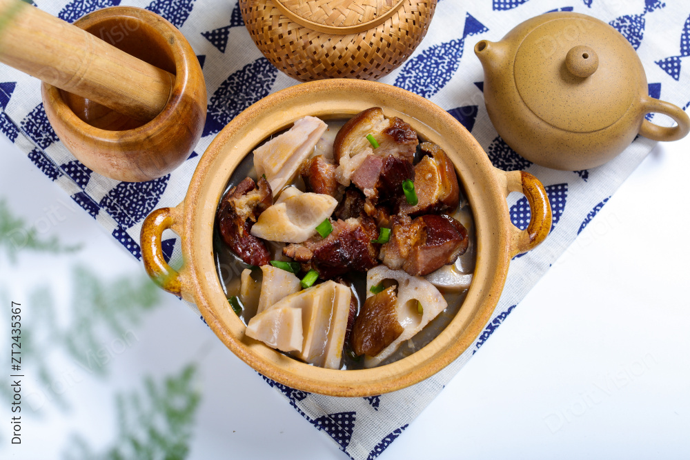 腊猪脚炖藕图片