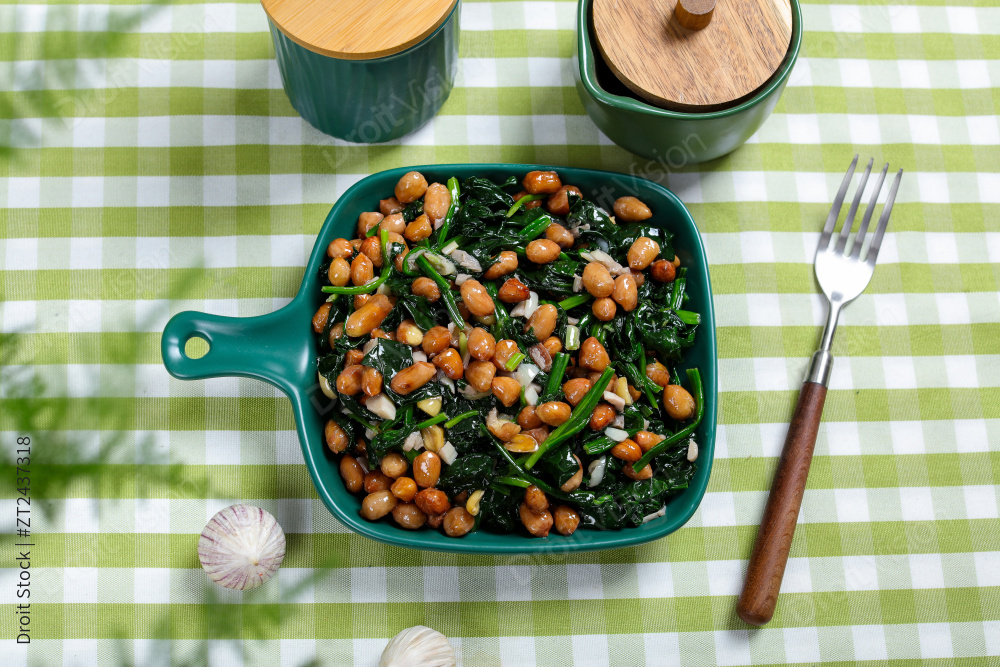 花生炒菠菜图片