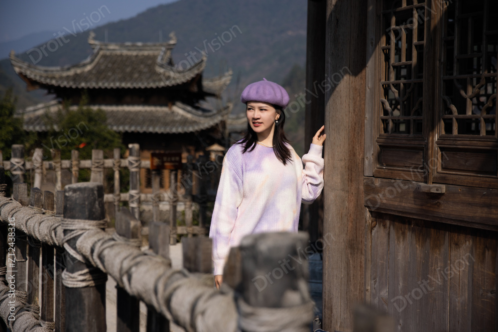 江西望仙谷古村落度假的女人图片