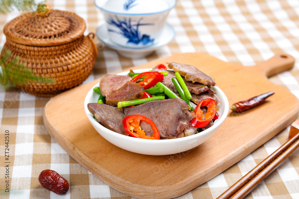 蒜苔炒猪舌图片