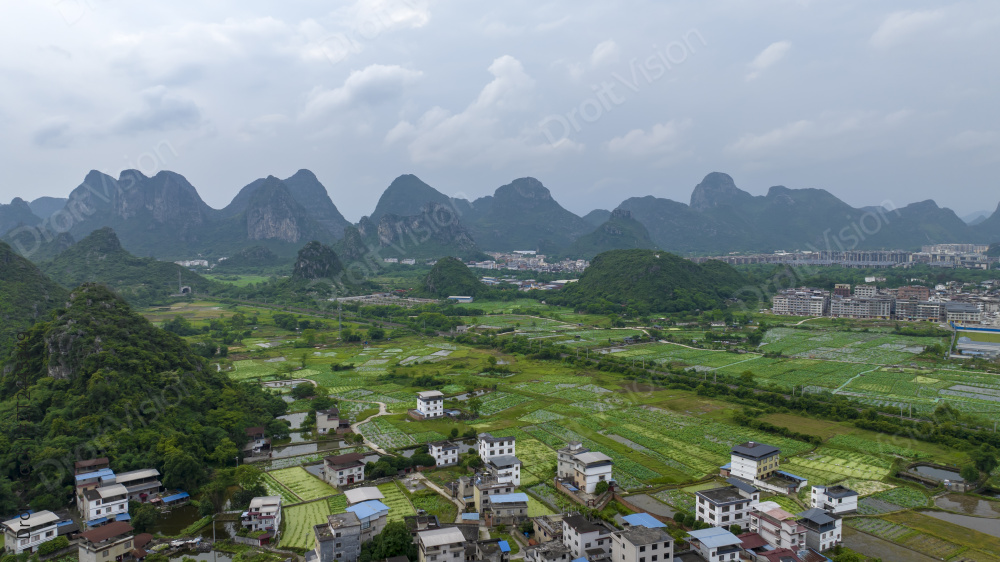 中国广西桂林高铁线路穿过村庄田园风光图片
