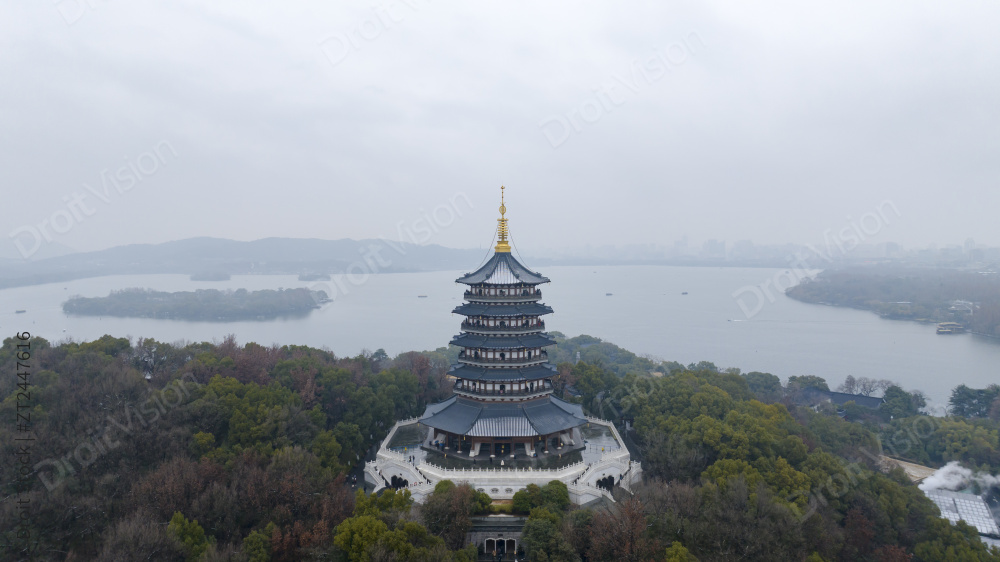 中国杭州西湖雷峰塔雪景航拍图片