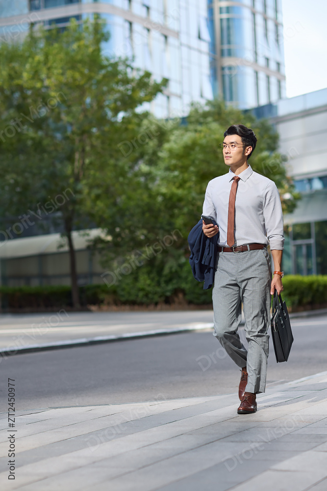 青年商务男士下班路上图片
